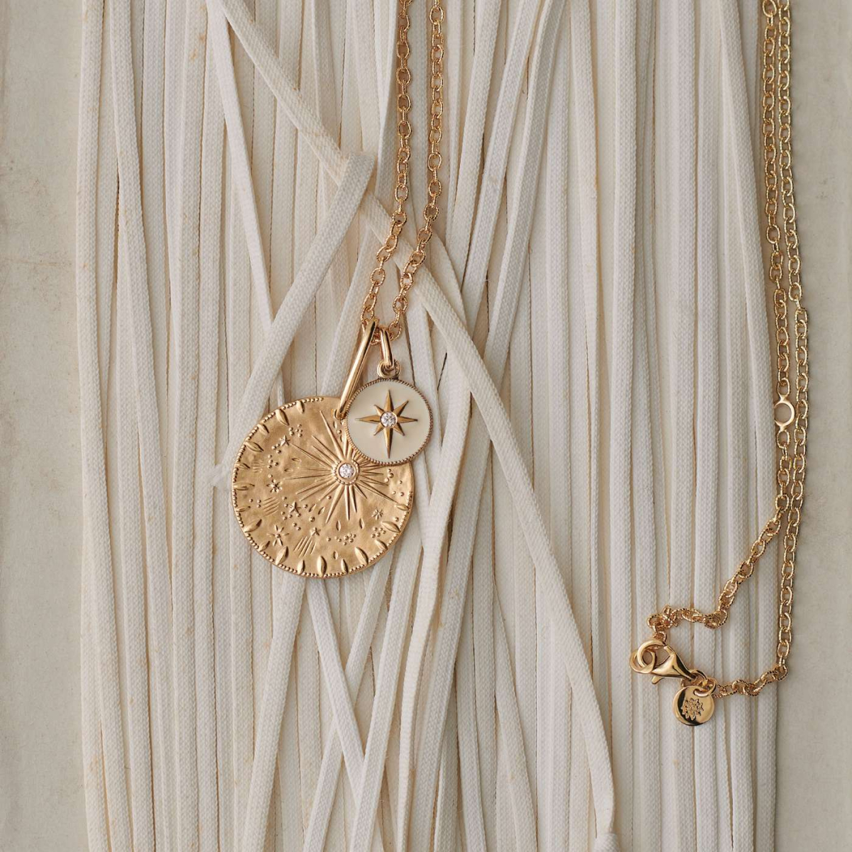 Médaille Etoile ivoire en or jaune et diamant